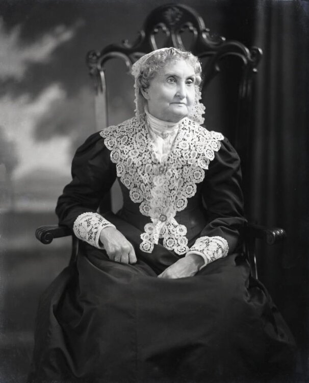 Edmondson photo of Mrs. F Brown from a collection formal portraits of wealthy Clevelanders, primarily taken in the first two decades of the twentieth century.