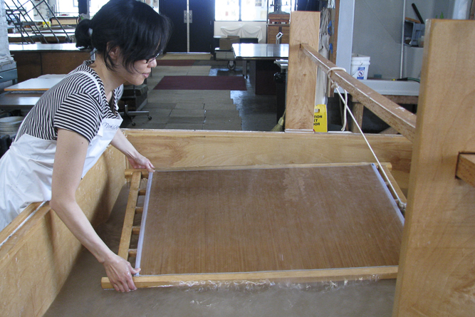 Artist Aimee Lee hanji making at Morgan Conservatory