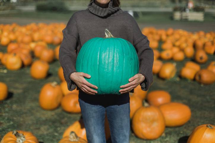Teal jack-o’-lanterns signal allergy-friendly treats.