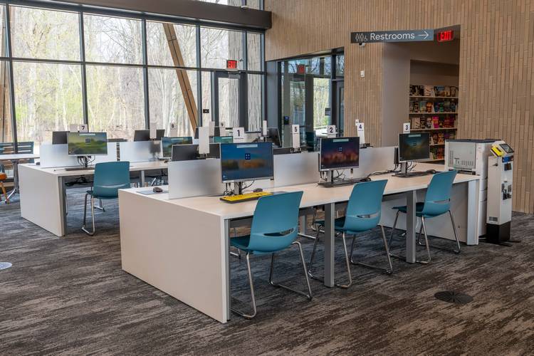Computer stations at the Parma branch of CCPL.