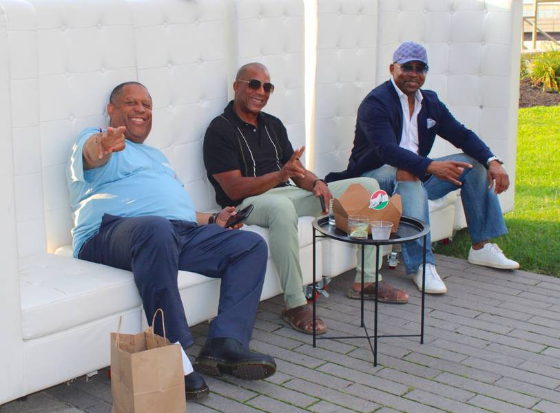 Show observers, sitting at the end of the runway