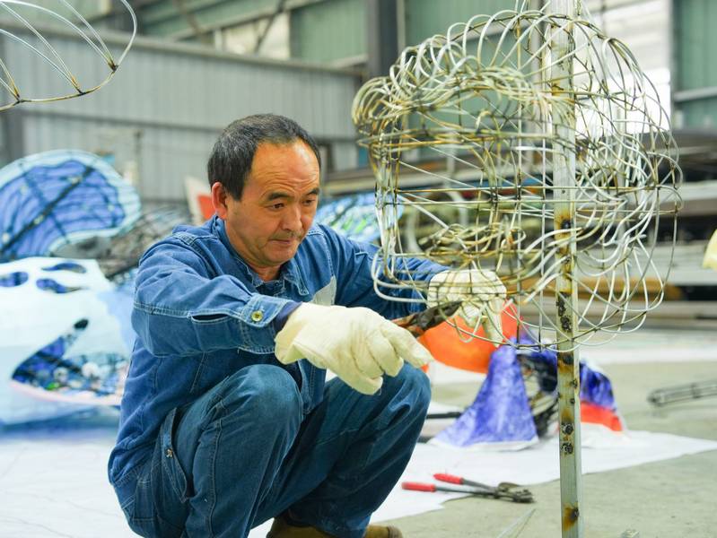 A Tianyu structural artisan works on a piece.