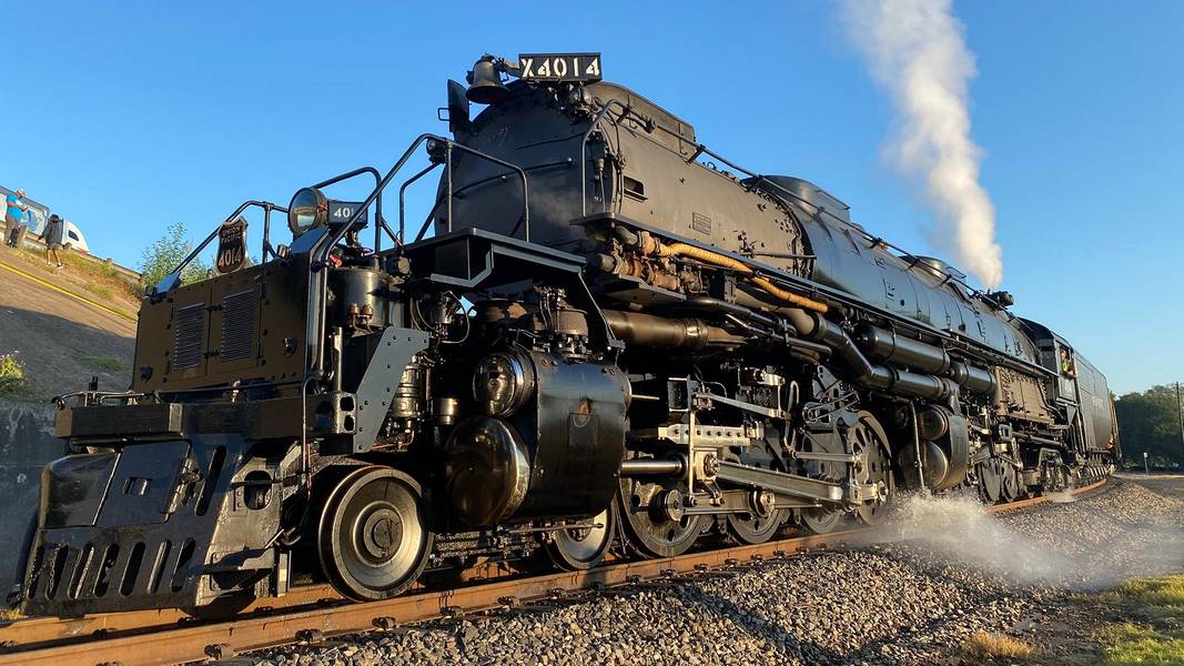 Big Boy No. 4014 heading west.