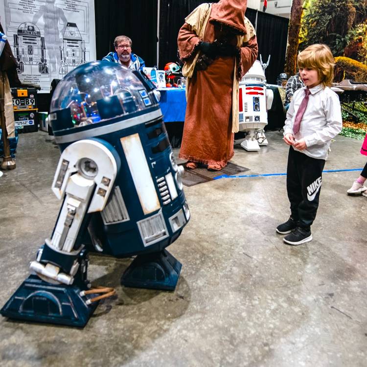 R2D2 and young guest at FAN EXPO.
