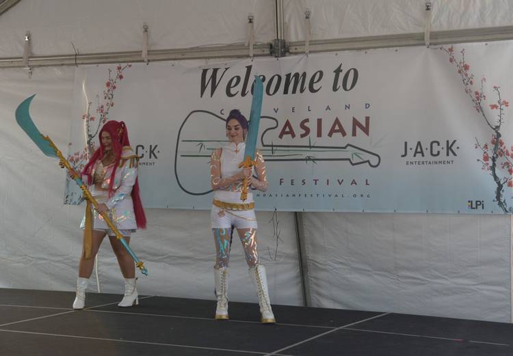 Mira and Rumi from KPop Demon Hunters cosplay