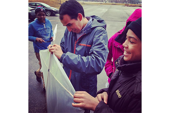 Architect Erick Rodriguez teaching a kite design workshop