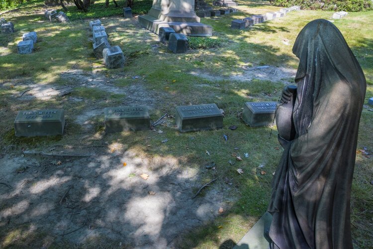 A monument and graves for the Peck family, who sadly lost two children.