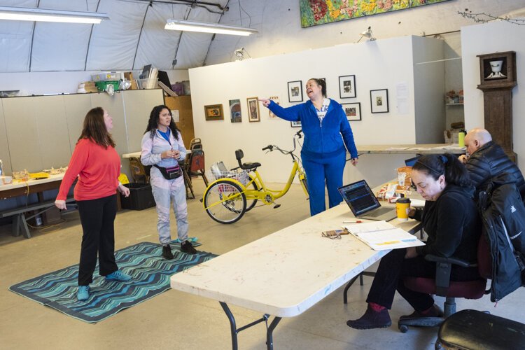 A recent rehearsal for “Divorciadas, Evangelicas y Vegetarianas” at Art House.