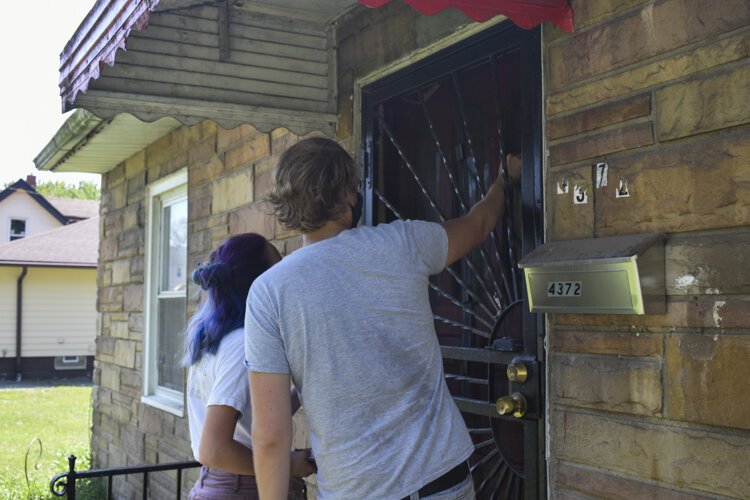 <span class="content-image-text">Cleveland DSA members Anna Powaski and Chad Falatic head toward the home of a local renter who faces an eviction case.</span>