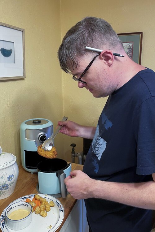 Air frying chicken with auto-shut-off feature.