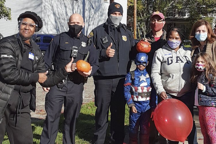 Healthy food cook off and live jazz on front lawns: Joyce Cummings, two 4th District Community Officers, Councilman Brancatelli, Jasiman Cason, Tiffany Andreoli & children.