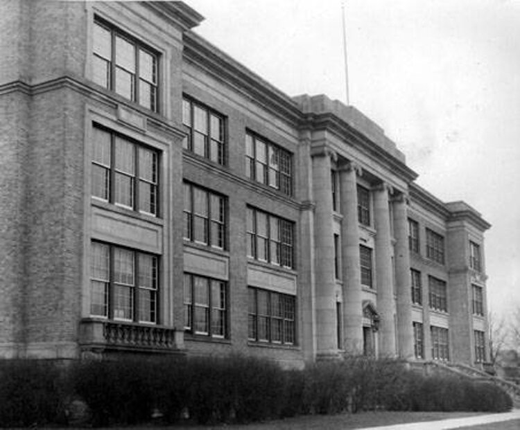 Front exterior of Lakewood High School at the southwest corner of Franklin Blvd. and Bunts Rd. in 1932.