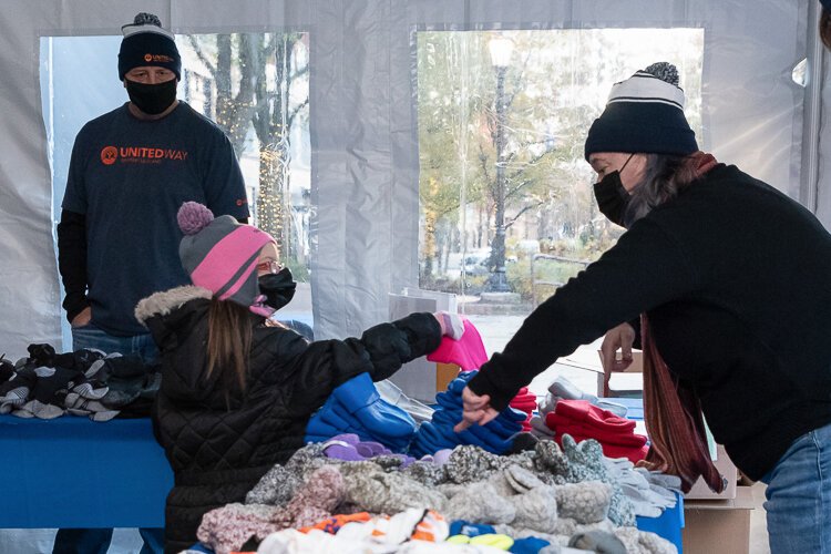 United Way of Greater Cleveland’s ambassador, Cleveland Browns’ All-Pro defensive end Myles Garrett, hosted the Home for the Holidays community event in Downtown Cleveland.