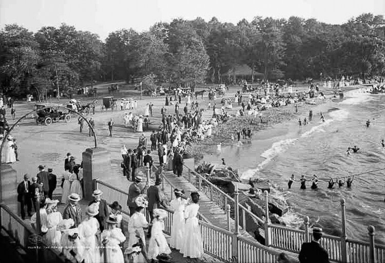 The Gordon Park beach as seen from its bathing pavilion in 1908.